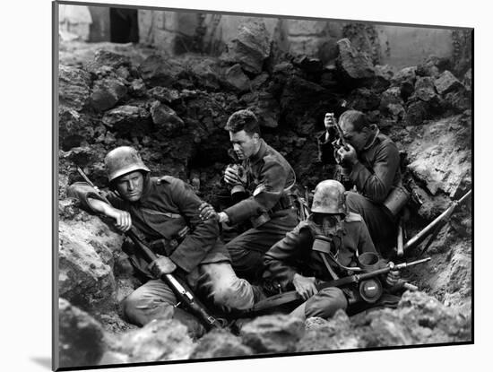 ALL QUIET ON THE WESTERN FRONT by Lewis Milestone with Ben Alexander, Lew Ayres, Louis Wolheim, 193-null-Mounted Photo