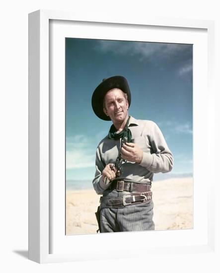 ALONG THE GREAT DIVIDE, 195I directed by RAOUL WALSH with Kirk Douglas (photo)-null-Framed Photo