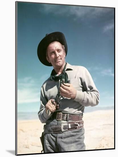ALONG THE GREAT DIVIDE, 195I directed by RAOUL WALSH with Kirk Douglas (photo)-null-Mounted Photo