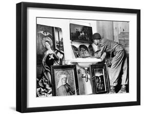 American Examines Art in Germany WWII-H. N. Abrahams-Framed Premium Photographic Print