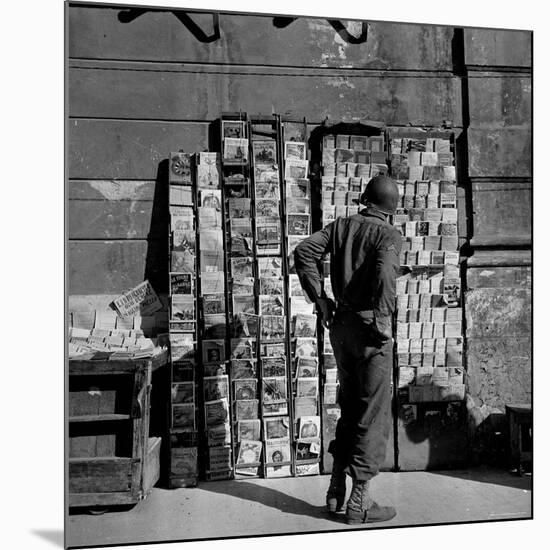 American GI Perusing Book Vendors' Stand during WWII-Robert Capa-Mounted Photographic Print