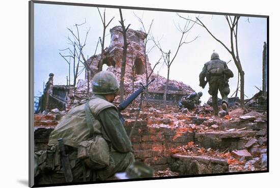 American Marines Advancing up Outer Wall of Citadel-Kyoichi Sawada-Mounted Photographic Print