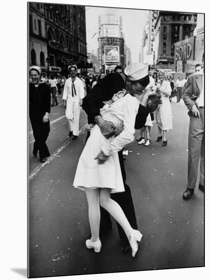 American Sailor Clutching a White-Uniformed Nurse in a Passionate Kiss in Times Square-Alfred Eisenstaedt-Mounted Photographic Print