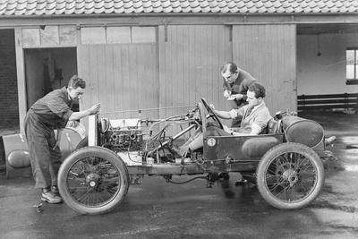 https://imgc.allpostersimages.com/img/posters/amherst-villiers-and-a-mechanic-taking-the-revs-of-a-bugatti-cordon-rouge-c1920s_u-L-Q10LXGW0.jpg?artPerspective=n