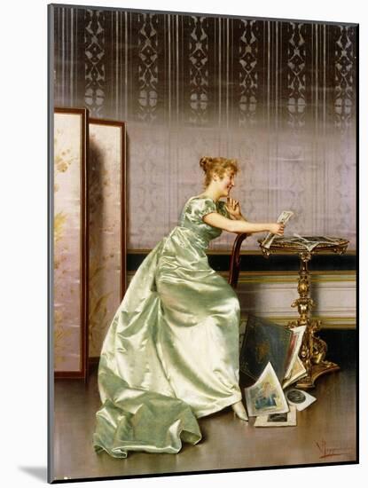 An Elegant Lady Admiring a Portfolio of Prints-Vittorio Reggianini-Mounted Giclee Print