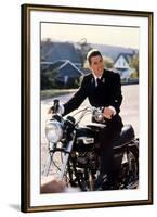 AN OFFICER AN A GENTLEMAN, 1982 DIRECTD BY TAYLOR HACKFORD Richard Gere (photo)-null-Framed Photo