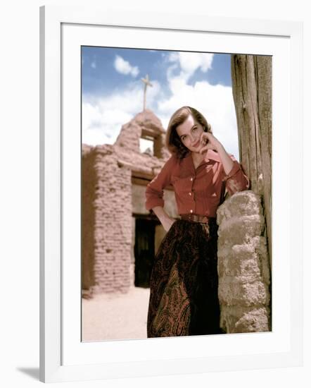 Angie Dickinson sur le tournage du film RIO BRAVO, 1959 film On the set, Angie Dickinson (photo)-null-Framed Photo