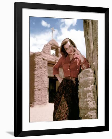 Angie Dickinson sur le tournage du film RIO BRAVO, 1959 film On the set, Angie Dickinson (photo)-null-Framed Photo