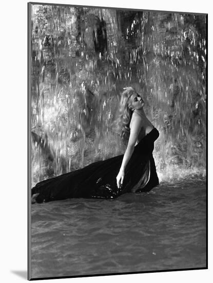 Anita Ekberg, La Dolce Vita, Federico Fellini, 1960 (b/w photo)-null-Mounted Photo