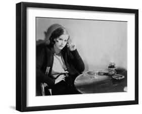 ANNA CHRISTIE, 1930 directed by CLARENCE BROWN Greta Garbo (b/w photo)-null-Framed Photo