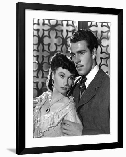 ANNA KARENINA, 1948 directed by JULIEN DUVIVIER Vivien Leigh and Kieron Moore (b/w photo)-null-Framed Photo