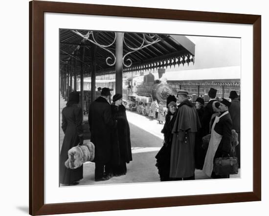 Anna Karenina by Clarence Brown, based on a novel by Leo Tolstoi, with Greta Garbo, May Robson, Fre-null-Framed Photo