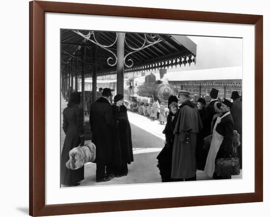 Anna Karenina by Clarence Brown, based on a novel by Leo Tolstoi, with Greta Garbo, May Robson, Fre-null-Framed Photo