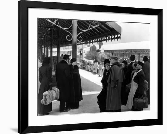 Anna Karenina by Clarence Brown, based on a novel by Leo Tolstoi, with Greta Garbo, May Robson, Fre-null-Framed Photo