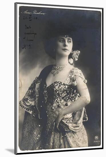 Anna Pavlova Russian Ballet Dancer in an Ornate Costume in 1910-null-Mounted Photographic Print