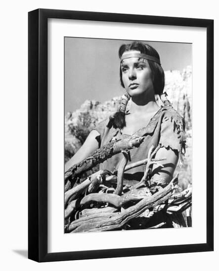 APACHE, 1954 directed by ROBERT ALDRICH Jean Peters (b/w photo)-null-Framed Photo