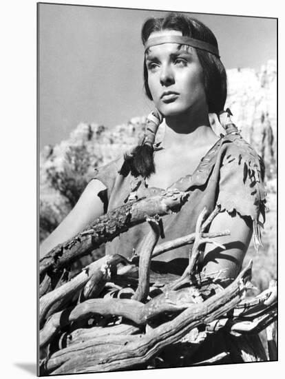 APACHE, 1954 directed by ROBERT ALDRICH Jean Peters (b/w photo)-null-Mounted Photo