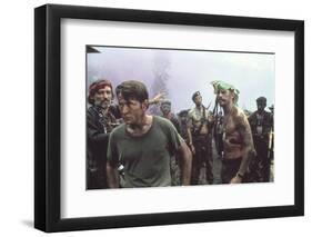 APOCALYPSE NOW, 1979 directed by FRANCIS FORD COPPOLA Dennis Hopper and Martin Sheen (photo)-null-Framed Photo