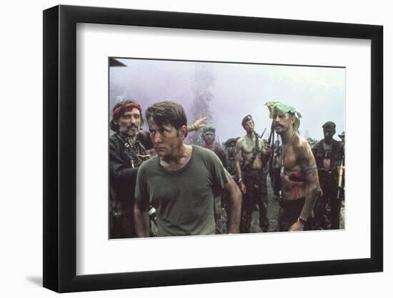 APOCALYPSE NOW, 1979 directed by FRANCIS FORD COPPOLA Dennis Hopper and Martin Sheen (photo)-null-Framed Photo