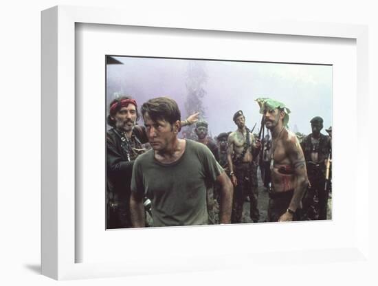 APOCALYPSE NOW, 1979 directed by FRANCIS FORD COPPOLA Dennis Hopper and Martin Sheen (photo)-null-Framed Photo