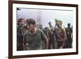 APOCALYPSE NOW, 1979 directed by FRANCIS FORD COPPOLA Dennis Hopper and Martin Sheen (photo)-null-Framed Photo
