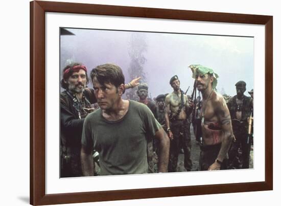 APOCALYPSE NOW, 1979 directed by FRANCIS FORD COPPOLA Dennis Hopper and Martin Sheen (photo)-null-Framed Photo