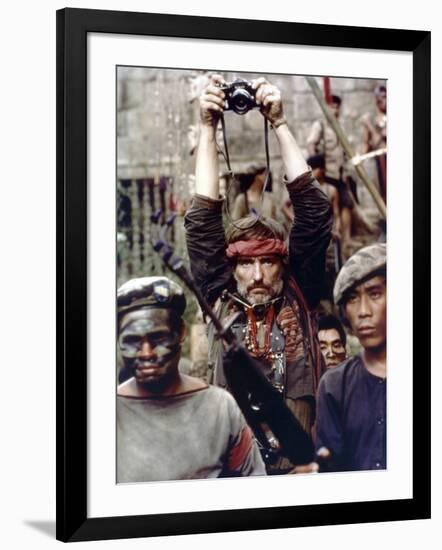 APOCALYPSE NOW, 1979 directed by FRANCIS FORD COPPOLA Dennis Hopper (photo)-null-Framed Photo