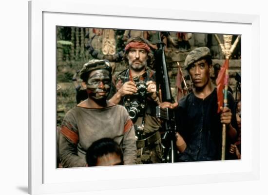 APOCALYPSE NOW, 1979 directed by FRANCIS FORD COPPOLA Dennis Hopper (photo)-null-Framed Photo