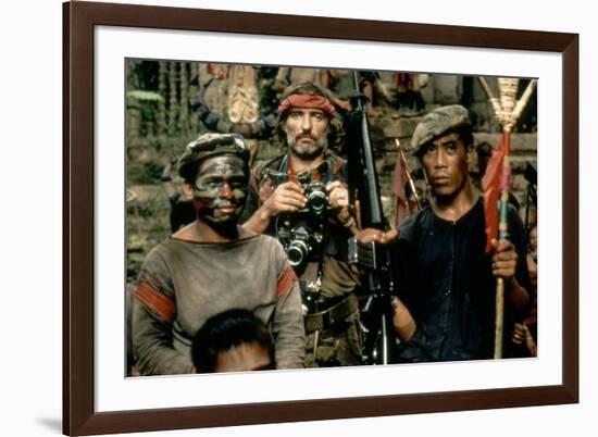 APOCALYPSE NOW, 1979 directed by FRANCIS FORD COPPOLA Dennis Hopper (photo)-null-Framed Photo