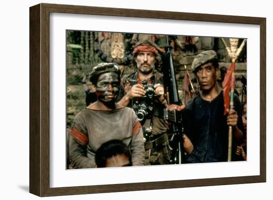 APOCALYPSE NOW, 1979 directed by FRANCIS FORD COPPOLA Dennis Hopper (photo)-null-Framed Photo