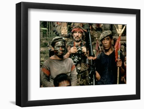 APOCALYPSE NOW, 1979 directed by FRANCIS FORD COPPOLA Dennis Hopper (photo)-null-Framed Photo