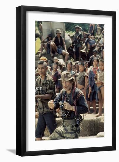 APOCALYPSE NOW, 1979 directed by FRANCIS FORD COPPOLA Dennis Hopper (photo)-null-Framed Photo