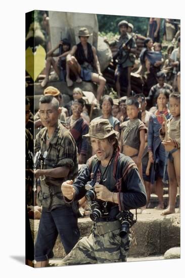 APOCALYPSE NOW, 1979 directed by FRANCIS FORD COPPOLA Dennis Hopper (photo)-null-Stretched Canvas