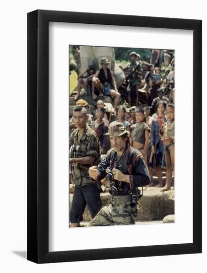 APOCALYPSE NOW, 1979 directed by FRANCIS FORD COPPOLA Dennis Hopper (photo)-null-Framed Photo