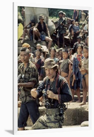 APOCALYPSE NOW, 1979 directed by FRANCIS FORD COPPOLA Dennis Hopper (photo)-null-Framed Photo