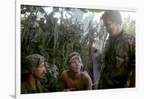 APOCALYPSE NOW, 1979 directed by FRANCIS FORD COPPOLA Frederic Forrest, Sam Bottoms and Martin Shee-null-Framed Photo