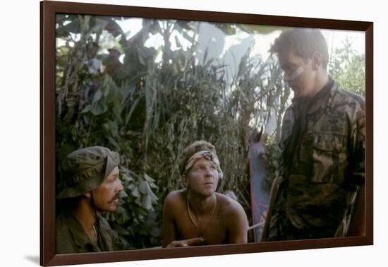 APOCALYPSE NOW, 1979 directed by FRANCIS FORD COPPOLA Frederic Forrest, Sam Bottoms and Martin Shee-null-Framed Photo