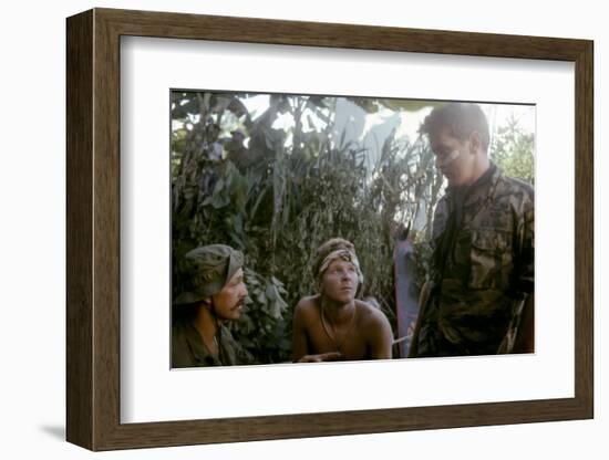 APOCALYPSE NOW, 1979 directed by FRANCIS FORD COPPOLA Frederic Forrest, Sam Bottoms and Martin Shee-null-Framed Photo