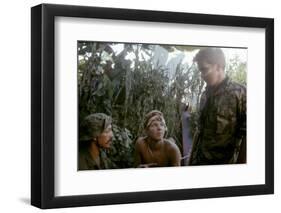 APOCALYPSE NOW, 1979 directed by FRANCIS FORD COPPOLA Frederic Forrest, Sam Bottoms and Martin Shee-null-Framed Photo