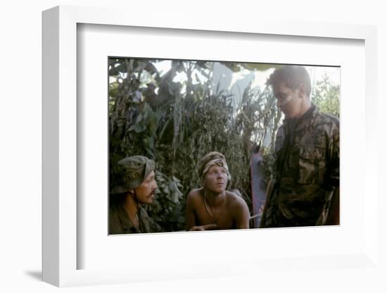 APOCALYPSE NOW, 1979 directed by FRANCIS FORD COPPOLA Frederic Forrest, Sam Bottoms and Martin Shee-null-Framed Photo