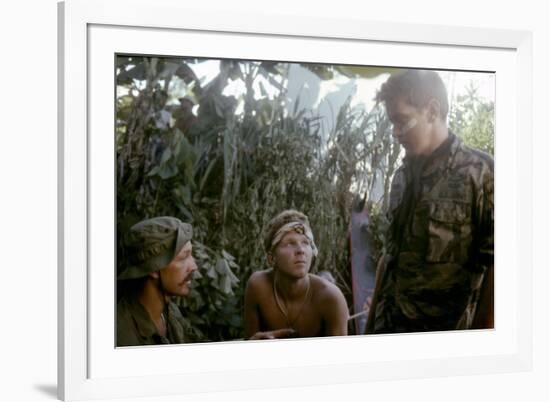 APOCALYPSE NOW, 1979 directed by FRANCIS FORD COPPOLA Frederic Forrest, Sam Bottoms and Martin Shee-null-Framed Photo