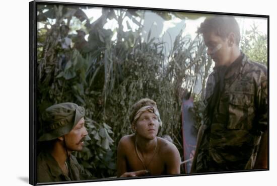 APOCALYPSE NOW, 1979 directed by FRANCIS FORD COPPOLA Frederic Forrest, Sam Bottoms and Martin Shee-null-Framed Photo