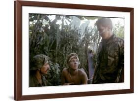 APOCALYPSE NOW, 1979 directed by FRANCIS FORD COPPOLA Frederic Forrest, Sam Bottoms and Martin Shee-null-Framed Photo