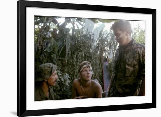 APOCALYPSE NOW, 1979 directed by FRANCIS FORD COPPOLA Frederic Forrest, Sam Bottoms and Martin Shee-null-Framed Photo