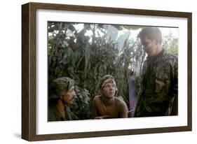 APOCALYPSE NOW, 1979 directed by FRANCIS FORD COPPOLA Frederic Forrest, Sam Bottoms and Martin Shee-null-Framed Photo