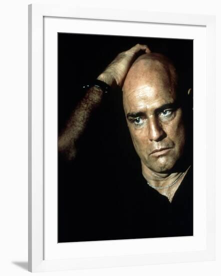 APOCALYPSE NOW, 1979 directed by FRANCIS FORD COPPOLA Marlon Brando (photo)-null-Framed Photo