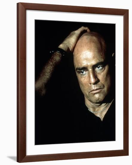 APOCALYPSE NOW, 1979 directed by FRANCIS FORD COPPOLA Marlon Brando (photo)-null-Framed Photo