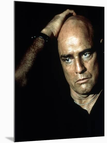 APOCALYPSE NOW, 1979 directed by FRANCIS FORD COPPOLA Marlon Brando (photo)-null-Mounted Photo