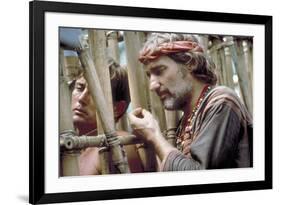 APOCALYPSE NOW, 1979 directed by FRANCIS FORD COPPOLA Martin Sheen and Dennis Hopper (photo)-null-Framed Photo