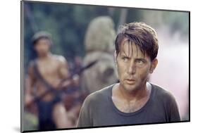 APOCALYPSE NOW, 1979 directed by FRANCIS FORD COPPOLA Martin Sheen (photo)-null-Mounted Photo